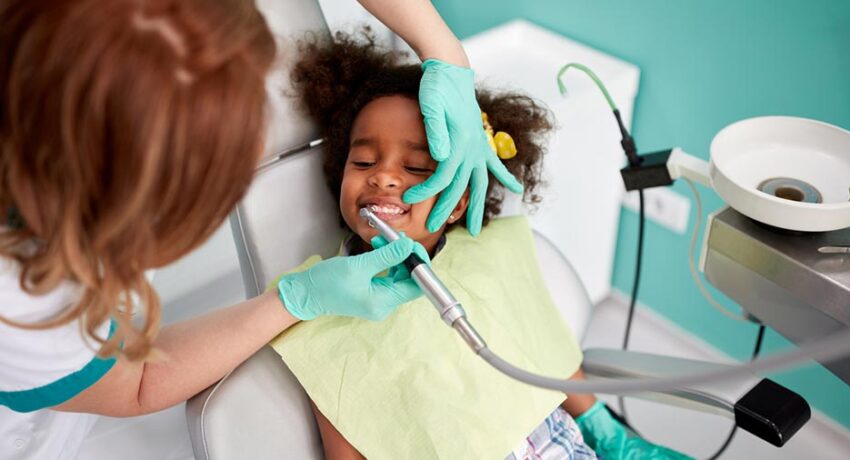 2019-07-22-crianca-no-dentista-como-realizar-a-tarefa-sem-traumas